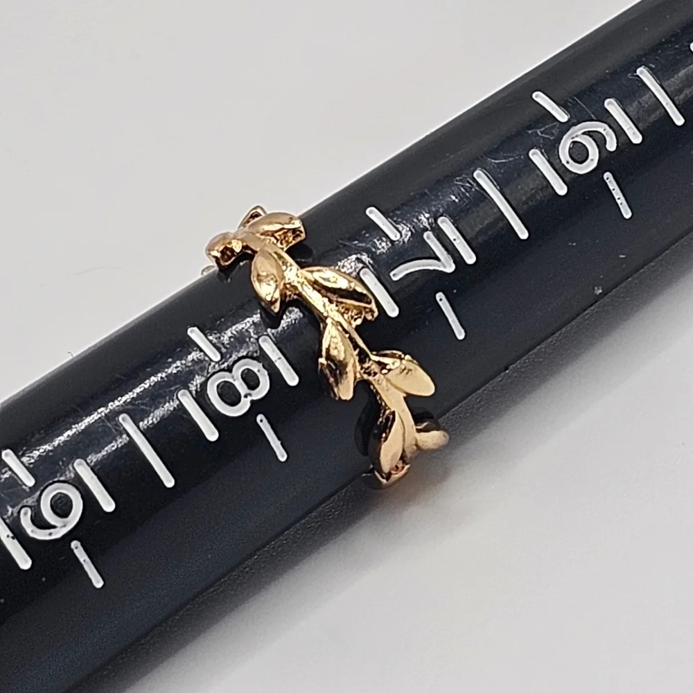 Gold-Toned Leaf Band Ring (Size 7.5)